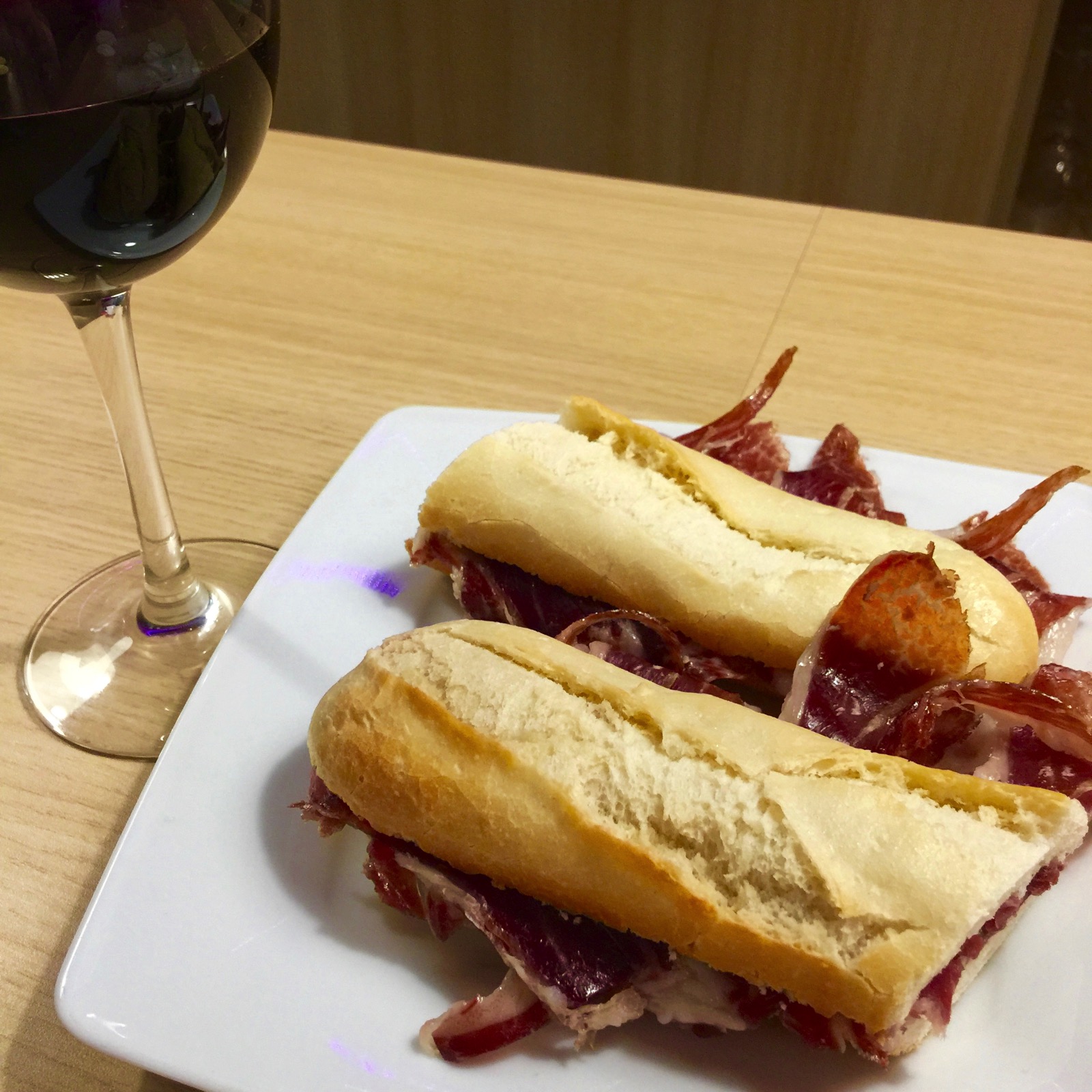 Casa Manoloサンドイッチとワイン
