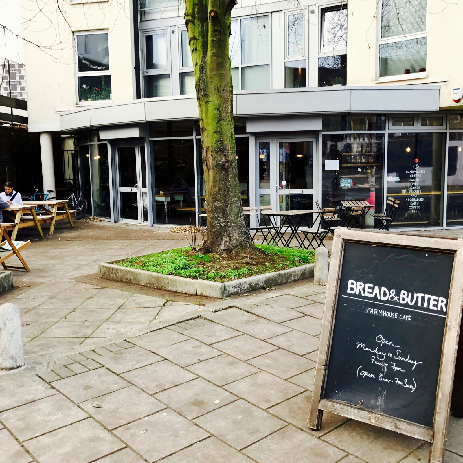 Bread & Butter cafe 外観